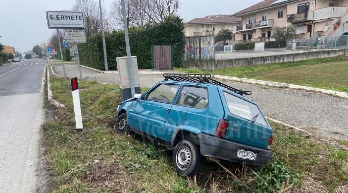 Auto nel fosso per la nebbia in via Marecchiese, la segnalazione -