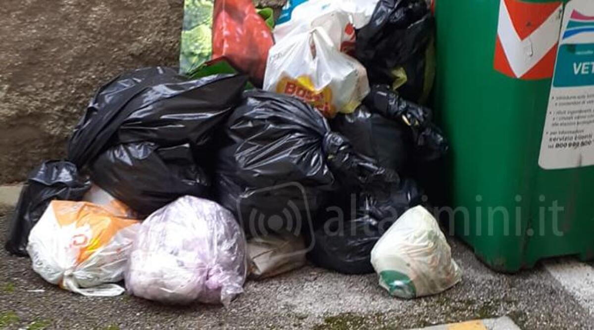 Rifiuti, 25 sanzioni in un anno a Santarcangelo. E ora fototrappole per potenziare controlli - Abbandono di rifiuti