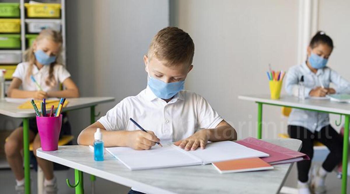 Scuola, nel riminese diminuiscono le classi in quarantena - Bambini a scuola con la mascherina anti Covid REPERTORIO