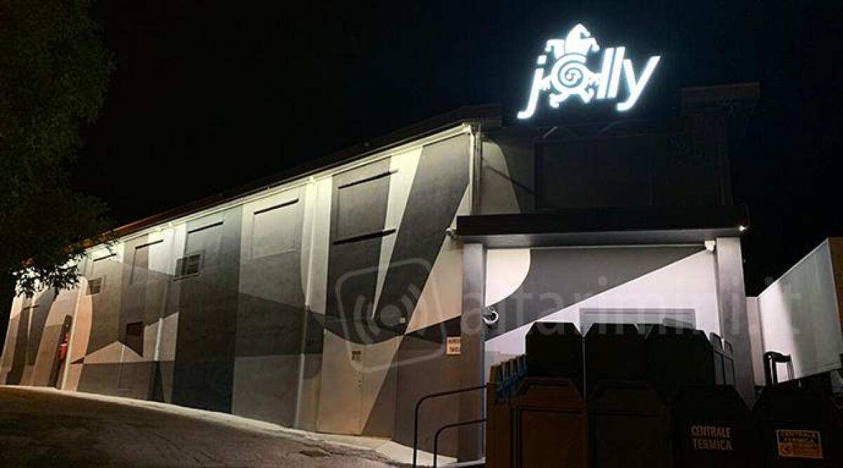 Salta dal piano superiore della discoteca e si ferisce: ragazzo in ospedale - 