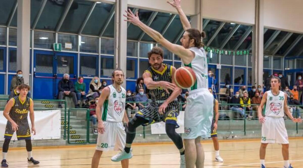 Basket D, Riccione espugna il parquet della Stella Rimini: 66-74 - 