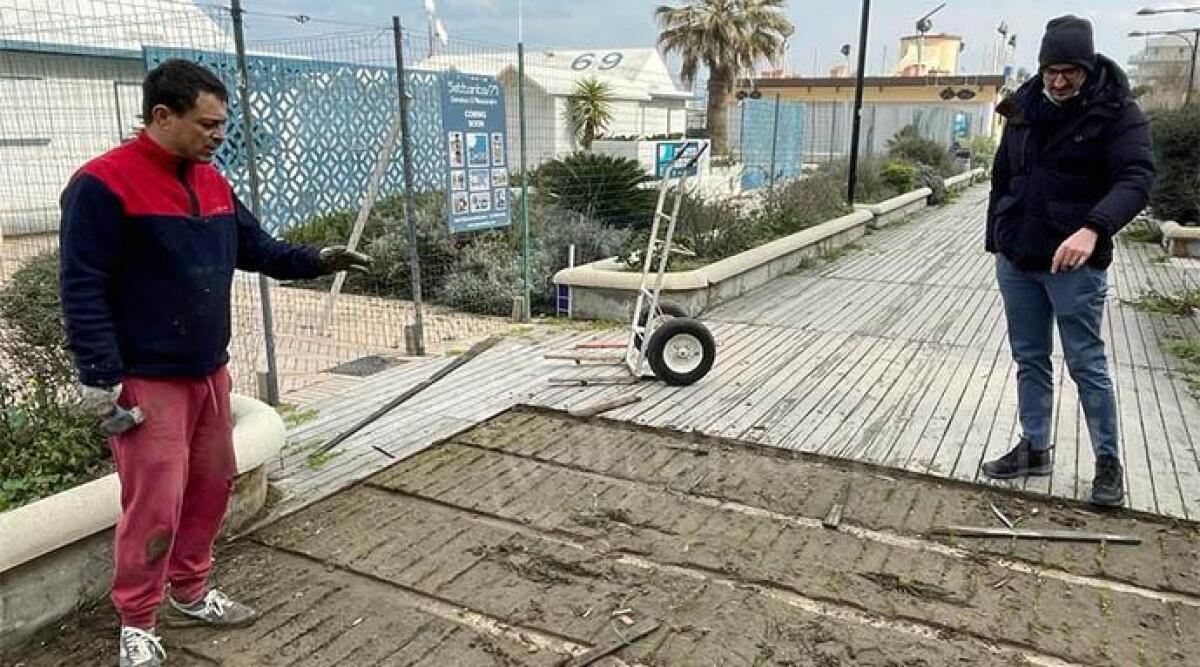 Cattolica, al via smontaggio della passerella 'della discordia' in spiaggia -