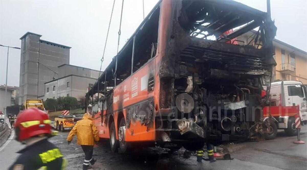 Autobus in marcia prende fuoco, autista salva ragazzine a bordo -