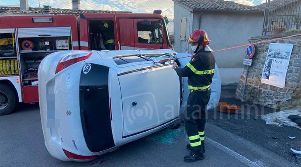 Talamello, perde il controllo dell'auto in curva e si ribalta -