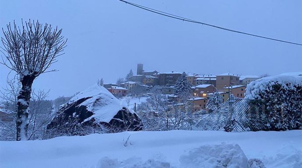 Neve copiosa nell'entroterra, vento impetuoso in costa: maxi lavoro per i pompieri - 
