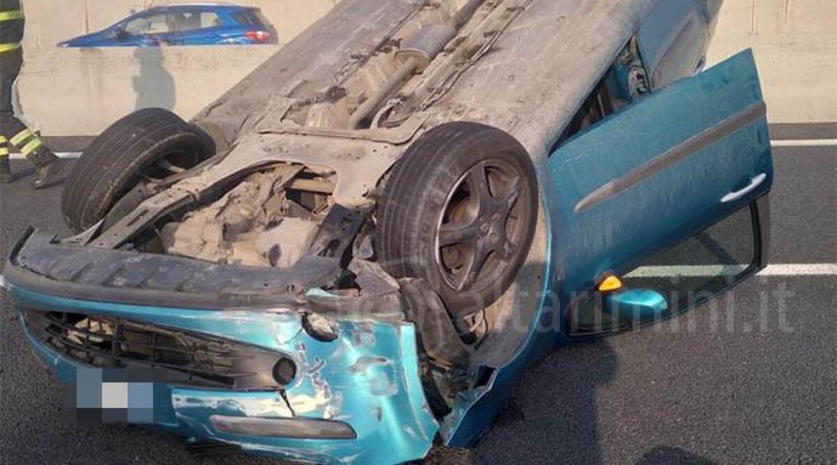 Auto si ribalta in autostrada, tre feriti. Forti code tra Rimini Sud e Riccione - 