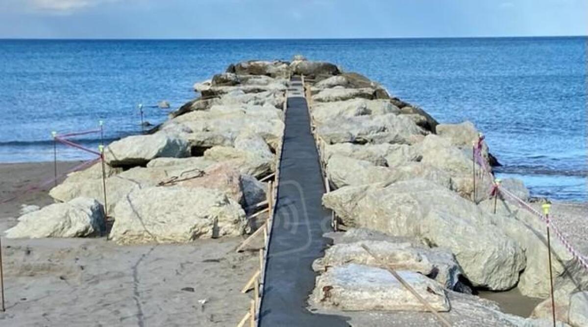 In corso a Misano lavori di manutenzione alle 25 barriere frangiflutti - 