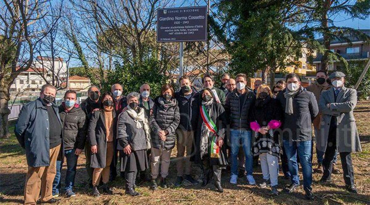 Giorno del ricordo, a Riccione intitolato un giardino a Norma Cossetto - Il giardino intitolato a Norma Cossetto il giorno dell'inaugurazione CASALBONI