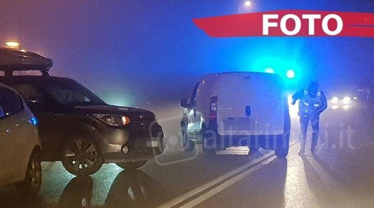 Fa inversione nei pressi delle Befane e causa un incidente - 
