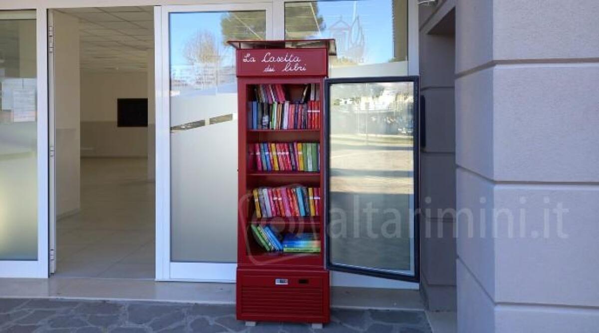 Biblioteca di comunità: un frigo diventa casetta dei libri a Cella di Misano -