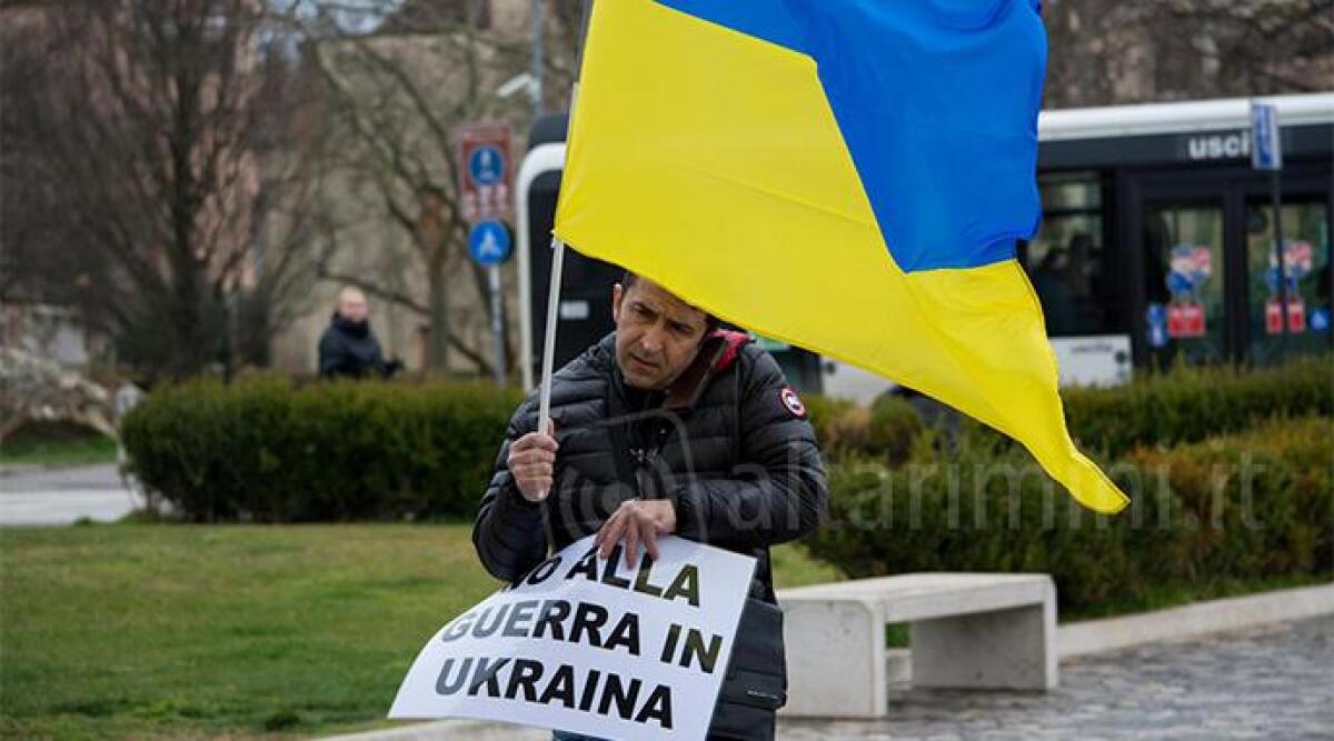 Rimini, centinaia di persone alla manifestazione per la pace all'Arco d'Augusto - 