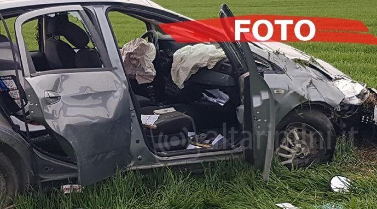 Auto perde il controllo e si ribalta, feriti madre e figlio di due anni - 