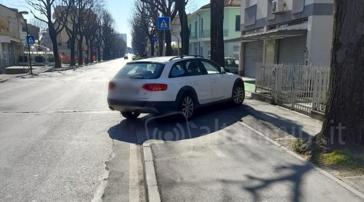 Auto parcheggiate sulla ciclabile a Rimini. La segnalazione -
