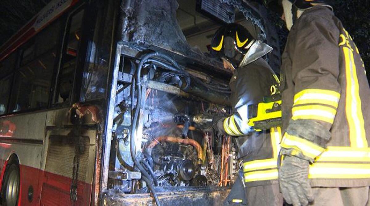 Rimini: autobus prende fuoco, attimi di paura in via Covignano - 
