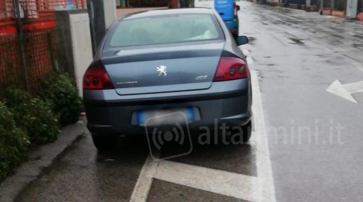 Parcheggio selvaggio in una zona trafficata a Rimini. La segnalazione -