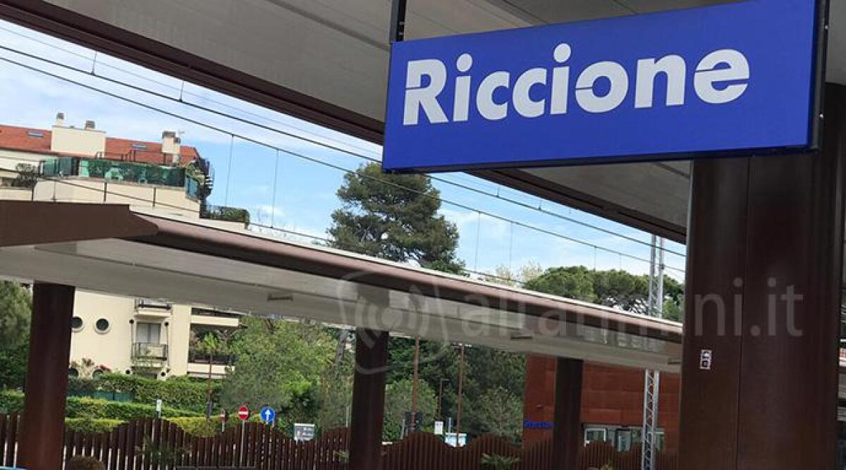 Biglietto treno gratis con il soggiorno negli hotel di Riccione, l'iniziativa rinnovata per il 2022 - 