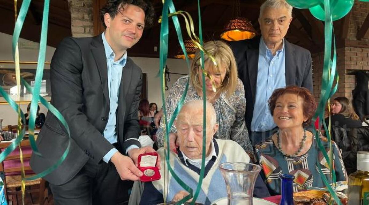 Guarisce dal Covid e festeggia 100 anni: gli auguri a nonno Alfonso, riminese doc - 