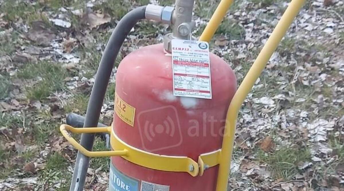 Rimini, estintore abbandonato al parco. La segnalazione -
