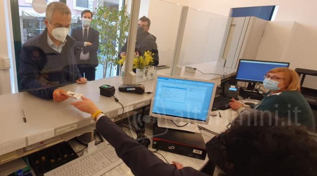 Rimini, riaperto il nuovo ufficio Anagrafe in Centro Storico - Il sindaco Sadegholvaad al nuovo ufficio anagrafe del centro storico in epoca Covid