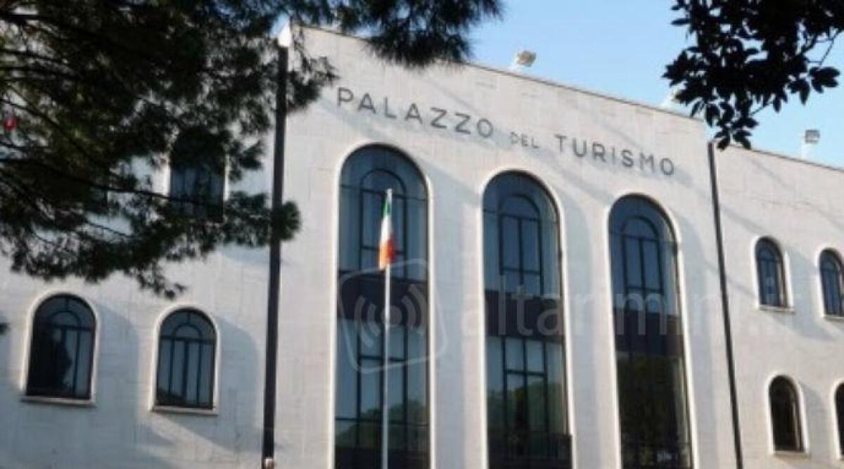 Riccione, Palazzo del Turismo illuminato contro il conflitto russo-ucraino - Immagine di repertorio