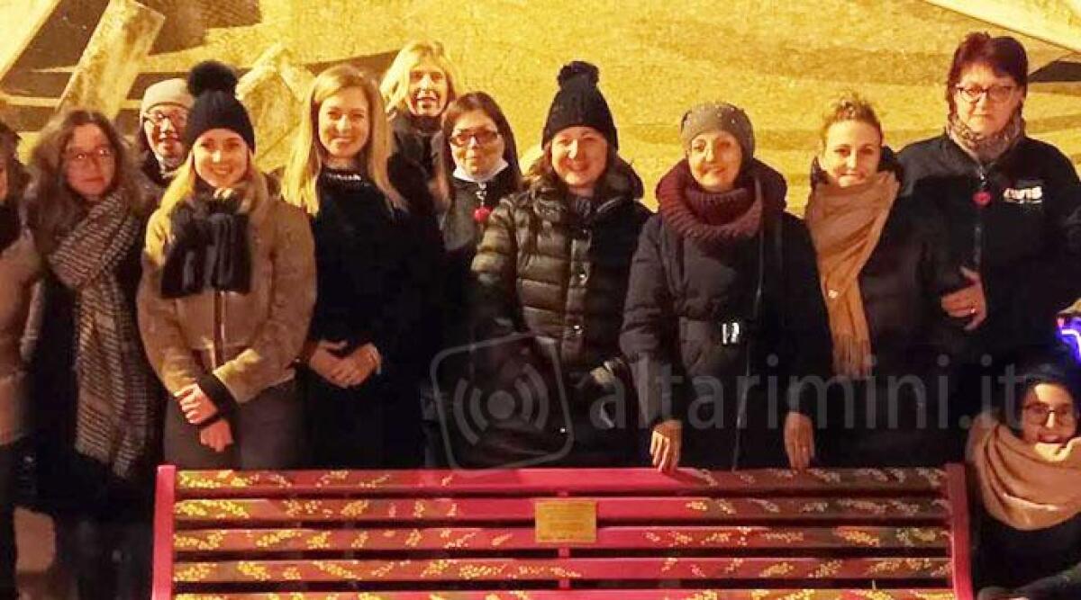 Coriano, restaurata e decorata la panchina simbolo della giornata internazionale della donna - 