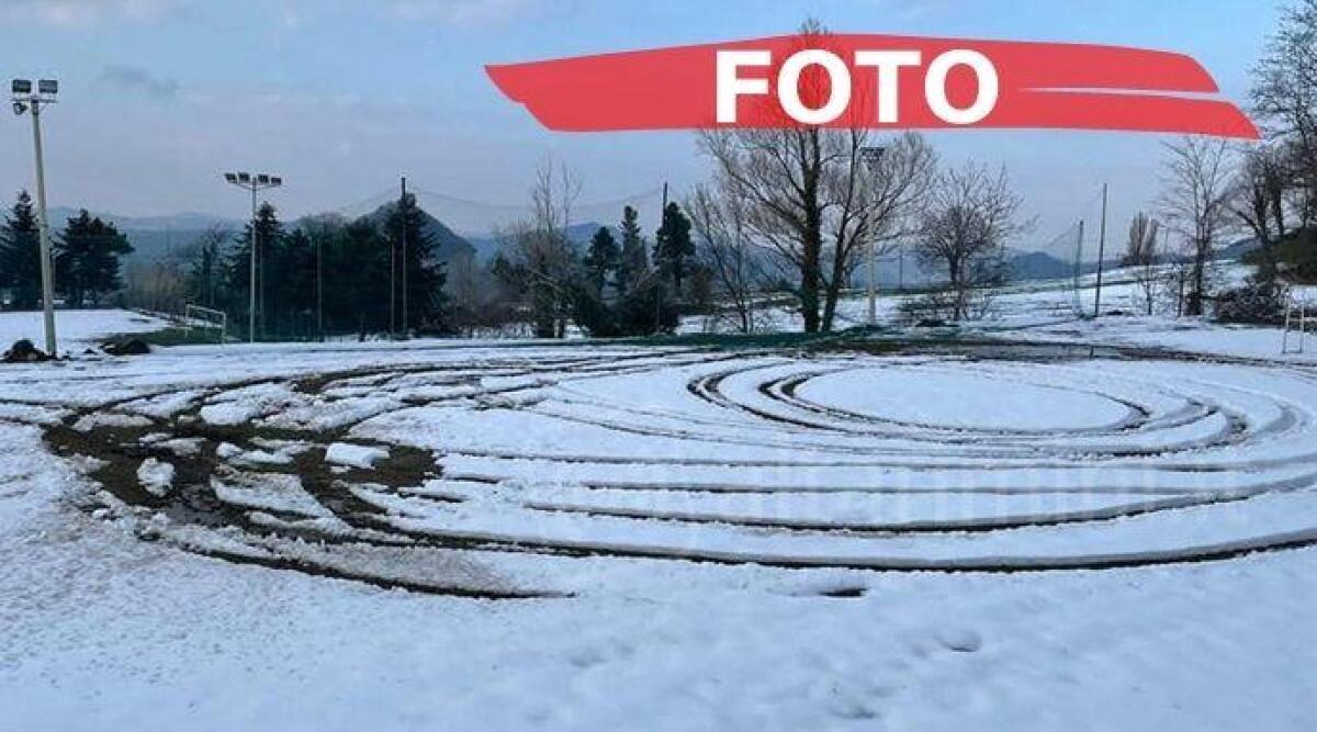 Abbattono l'ingresso e sgommano in auto: rovinato il campo da calcio pronto per essere inaugurato - 