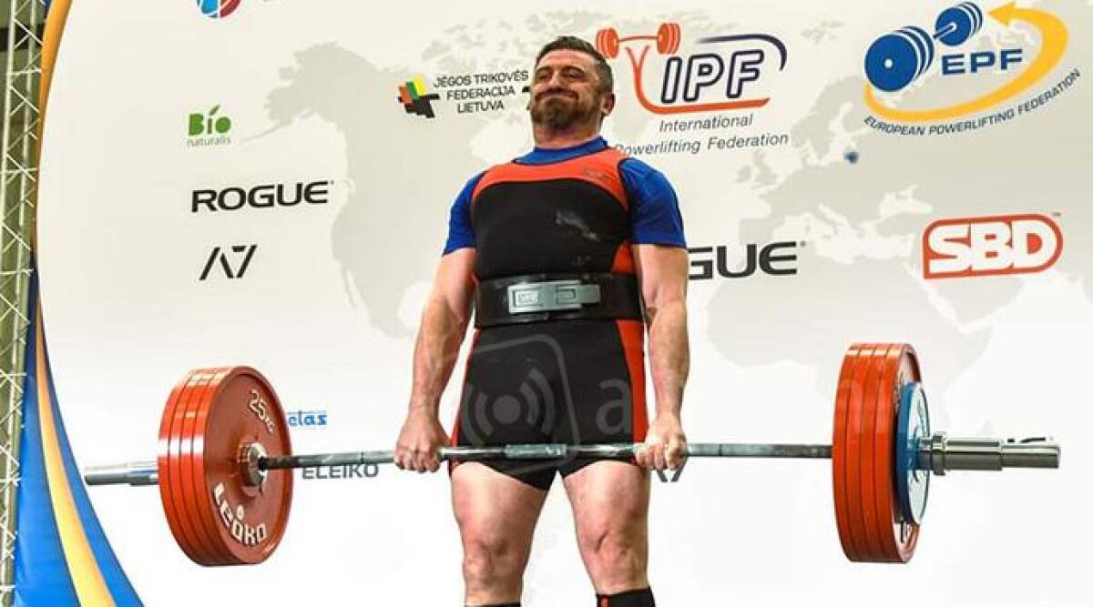 Maurizio Buscarini, il 59enne riminese è campione europeo di Powerlifting -