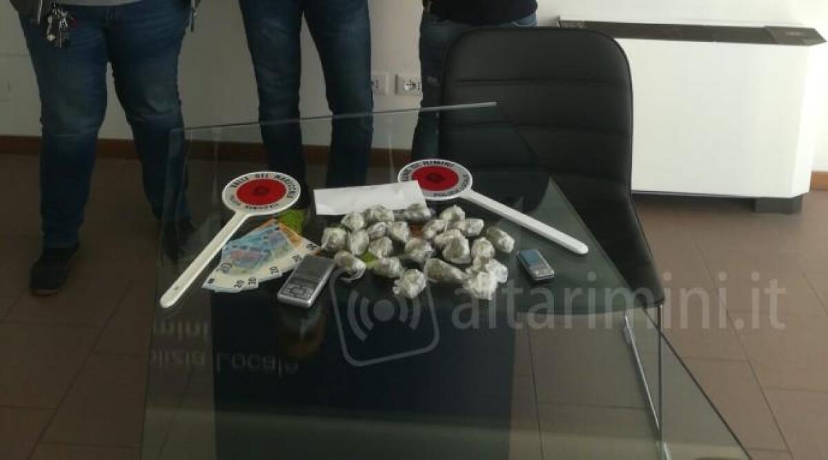 Spaccio di marijuana, sospetto viavai da una casa di Santa Giustina. Arrestato un giovane italiano - 