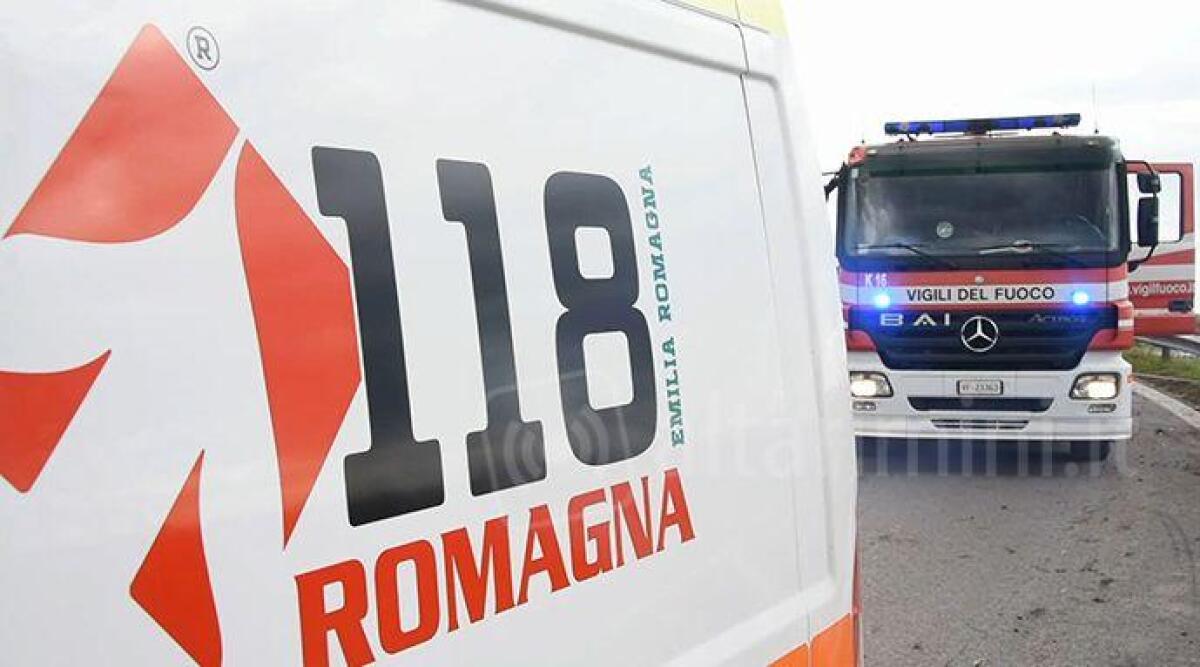 Autobus finisce nel fosso a bordo strada, i vigili del fuoco liberano i passeggeri -