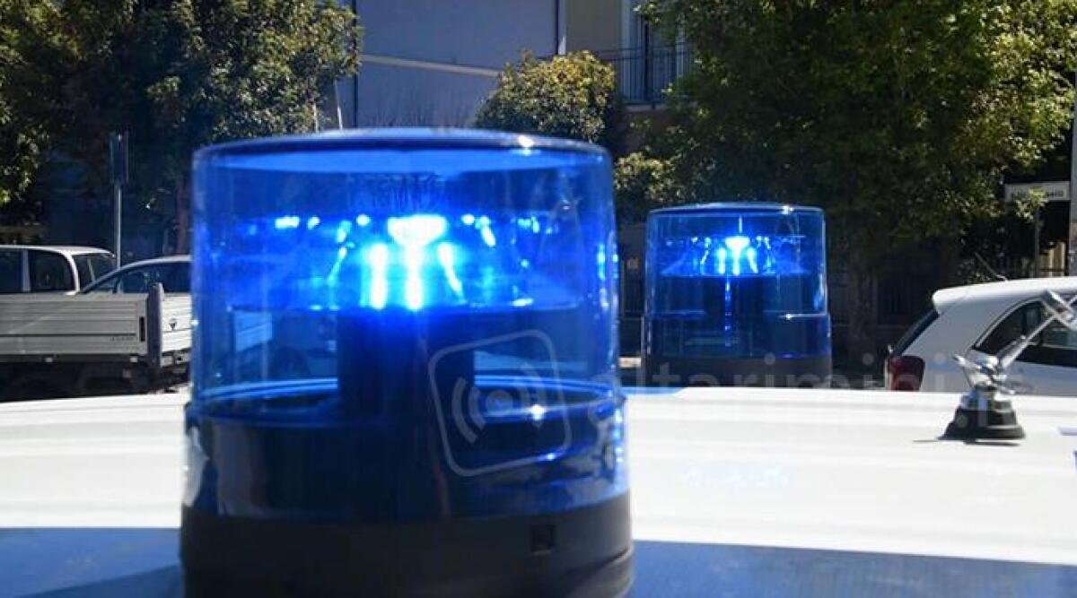 Gira per la Romagna con falso lampeggiante blu sul furgone, denunciato -