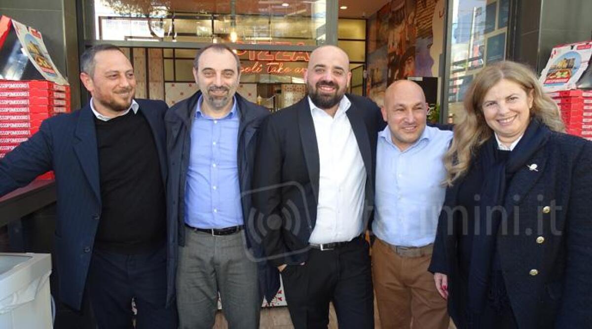 Rimini, Rossopomodoro apre la bottega e lancia il frisbee personalizzato per il Paganello - 