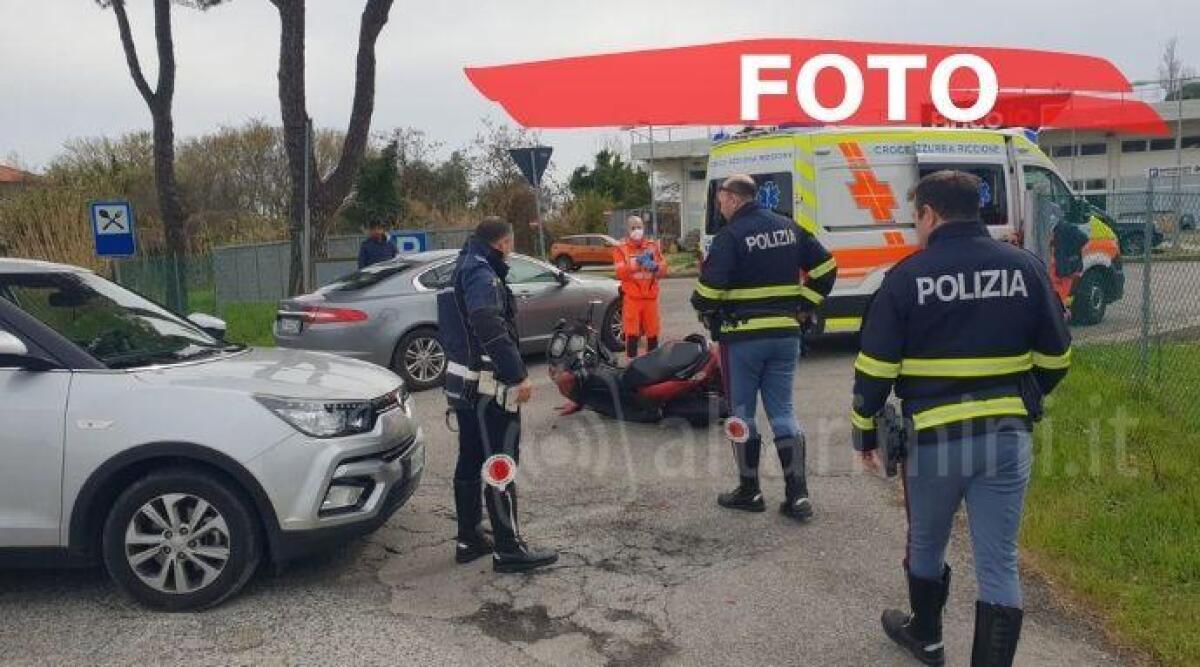 Sorpassa con lo scooter e centra un'auto che svolta, ferito 20enne - 