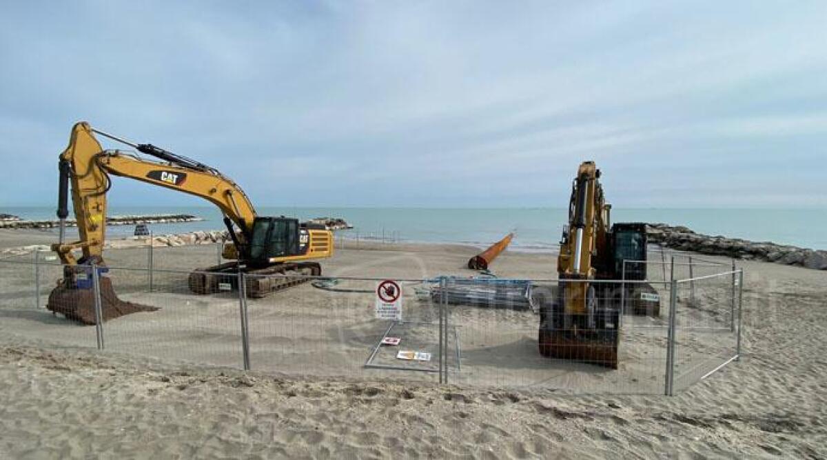 Misano, un guasto alla draga non ferma l'intervento anti erosione della costa -