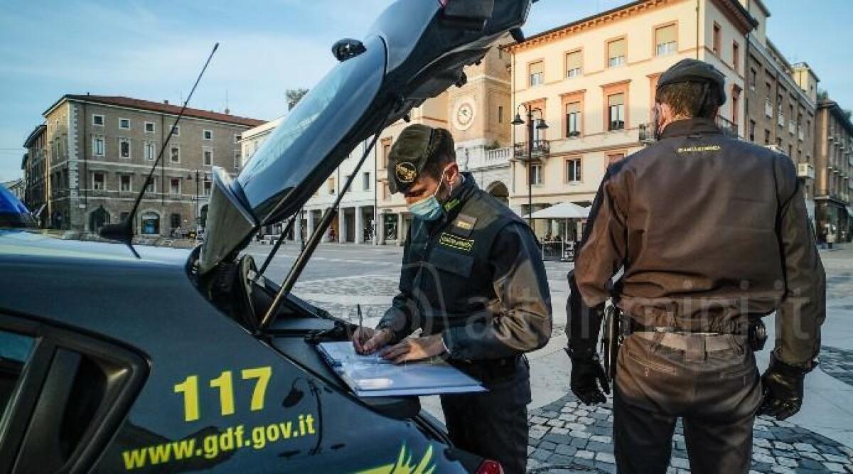 Riccione, beccato dalla Finanza  al volante della Ferrari senza patente - 