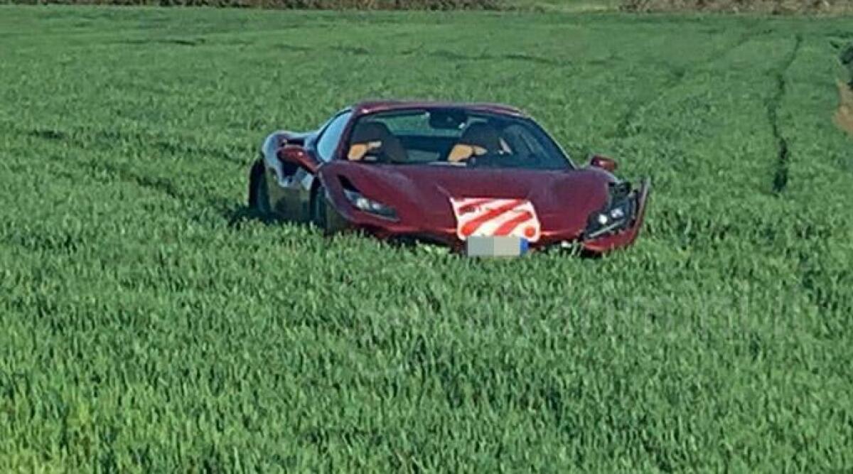 Alla guida della Ferrari fa un dritto e finisce in mezzo a un campo -