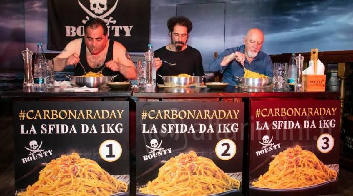 Sconfitta con onore per i tre concorrenti al Carbonara day a Rimini, vince la pasta - 