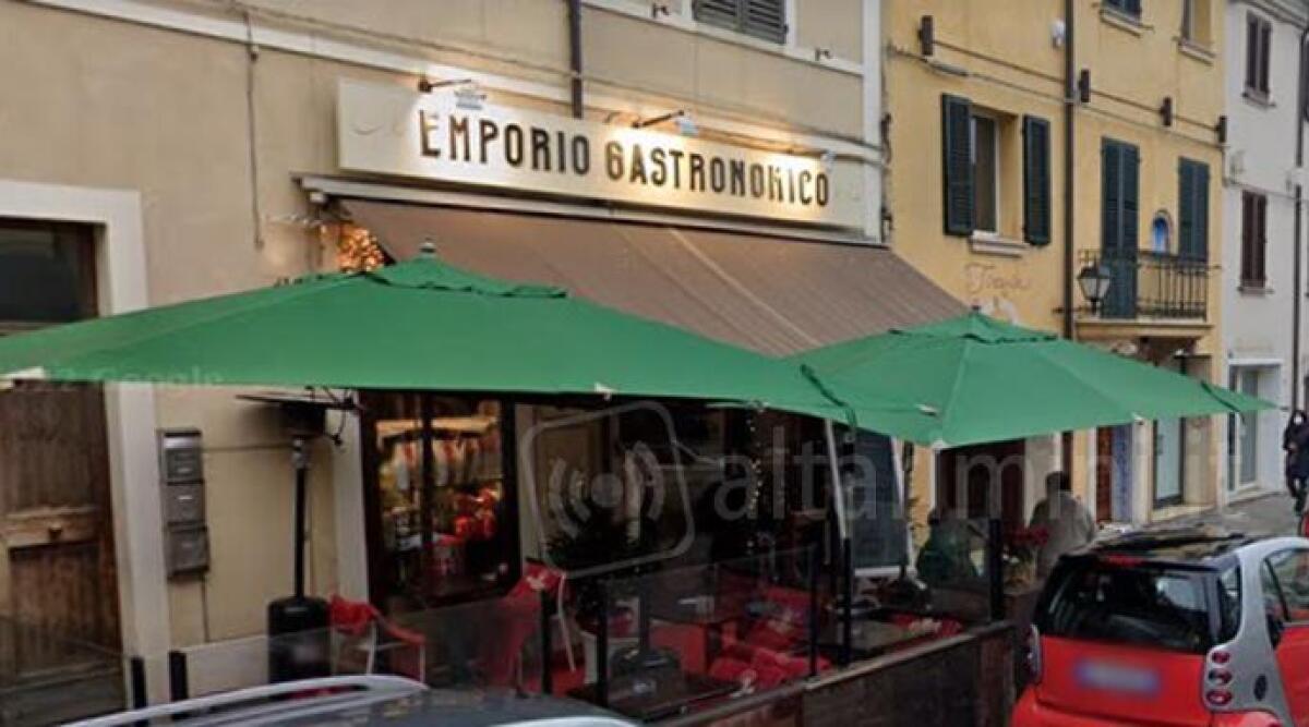 Spaccata da 'buongustai' in centro a Rimini. Bottino: vini, prosciutti e contanti - 
