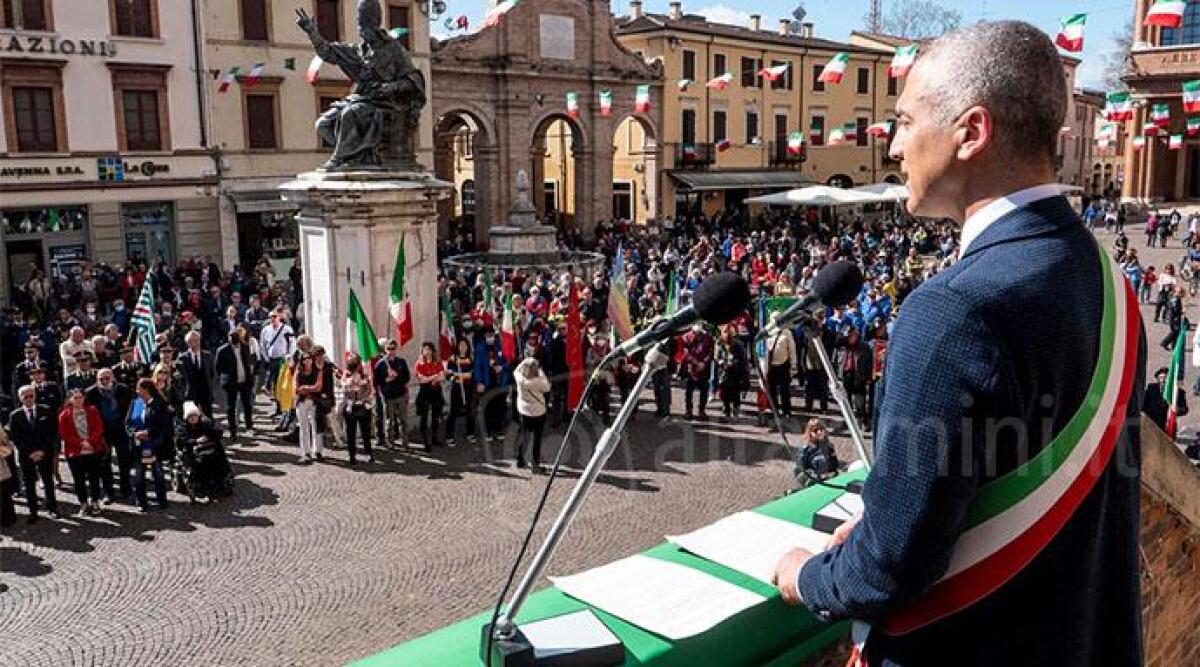 FOTO 25 aprile, il sindaco di Rimini: "guerra, siamo passati dalla storia alla cronaca" - Il sindaco di Rimini Sadegholvaad durante le celebrazioni del 25 aprile 2022