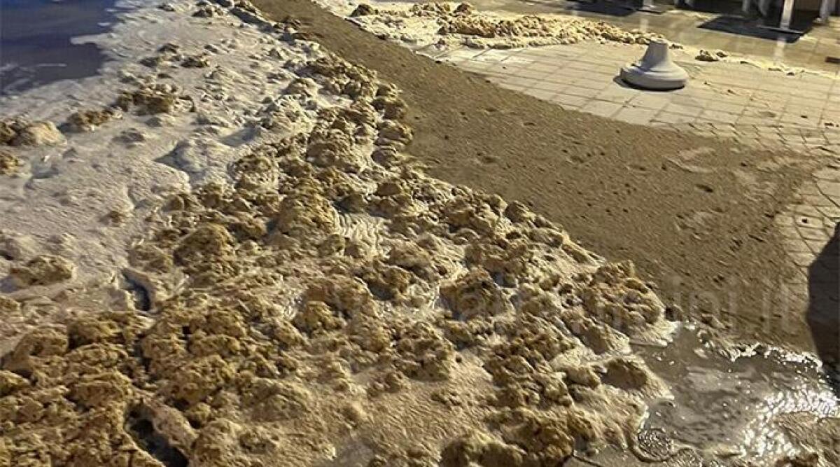 Rimini, raffiche di vento da record in costa. "Anche la mareggiata oltre le attese" - Mareggiata FOTO D'ARCHIVIO