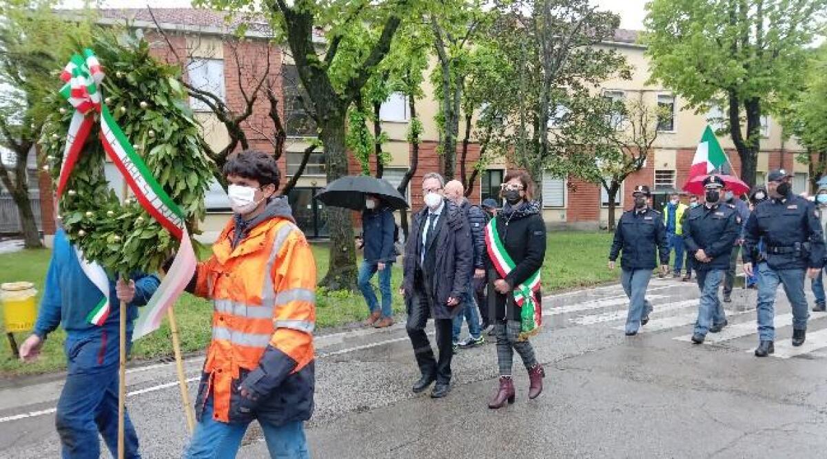 Grandi Officine, una corona per ricordare i caduti nel bombardamento - 