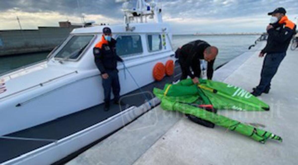 In difficolt&agrave; con il kitesurf, salvato dalla Capitaneria di Porto - 