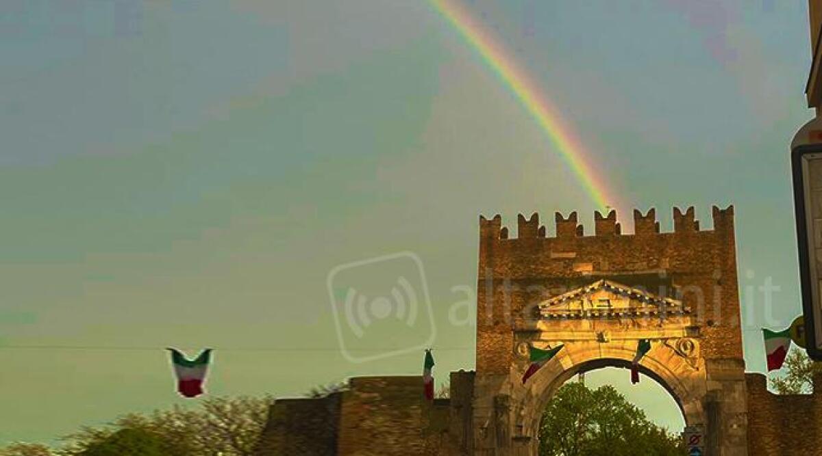 Arcobaleno sull'Arco d'Augusto: spettacolo di colori su Rimini nello scatto di un lettore - 