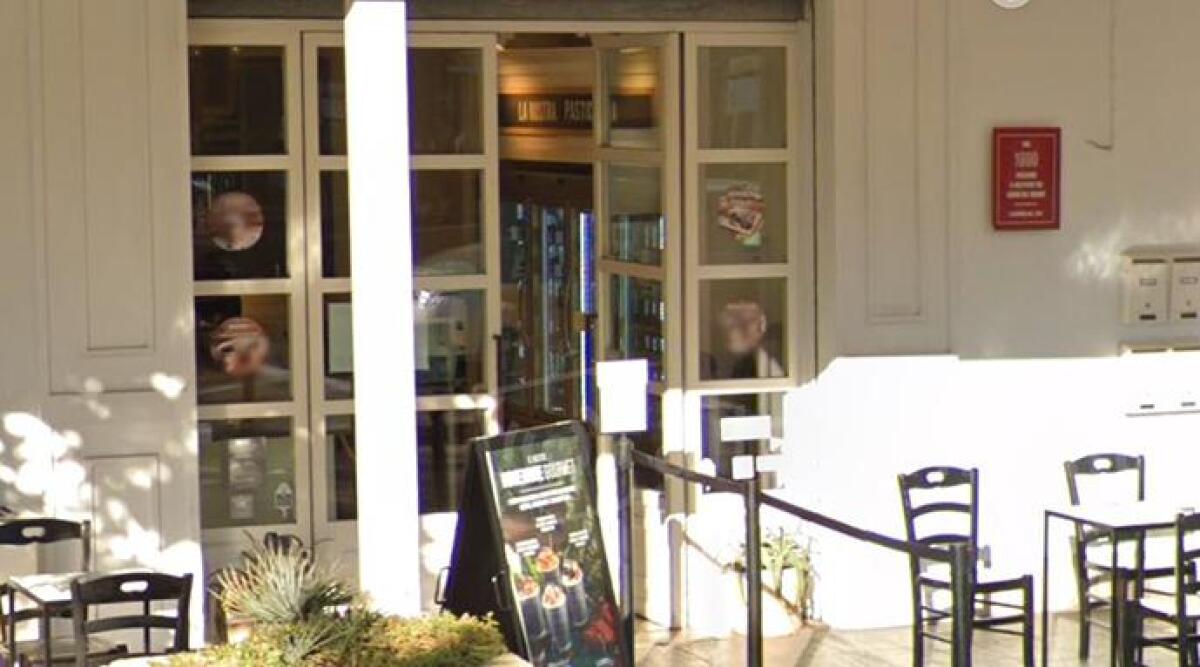 Rapinatore solitario in gelateria a Rimini: pistola in pugno per farsi consegnare il denaro - 