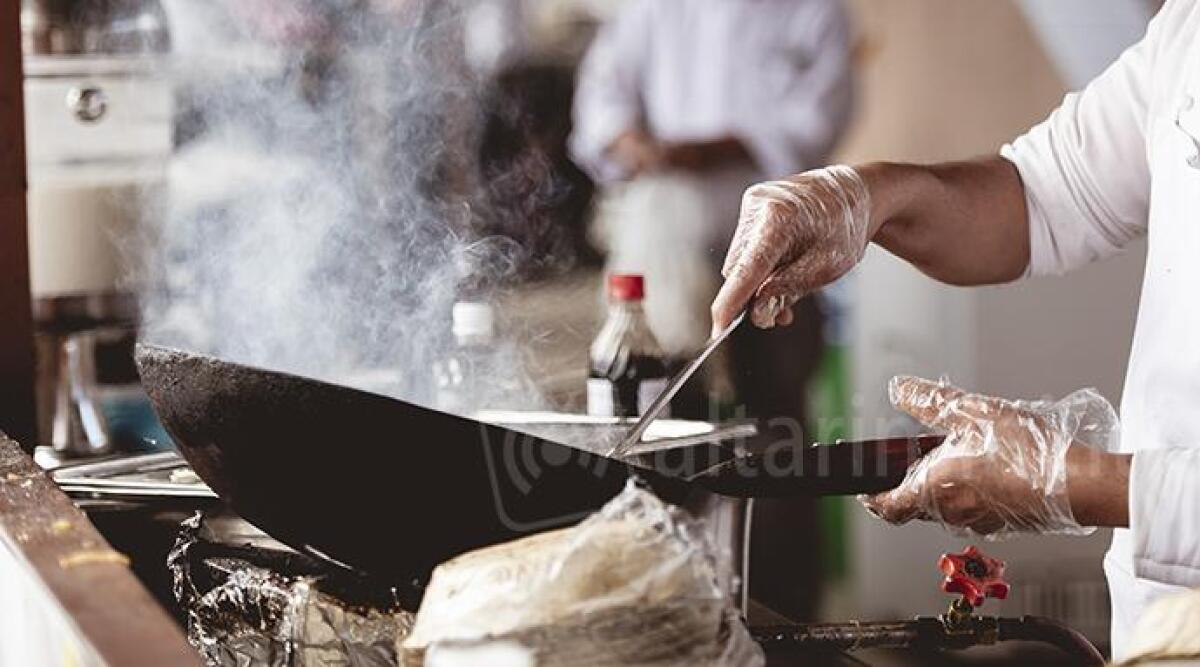 Inciampa e si ferisce con un coltello da cucina, cuoco soccorso -