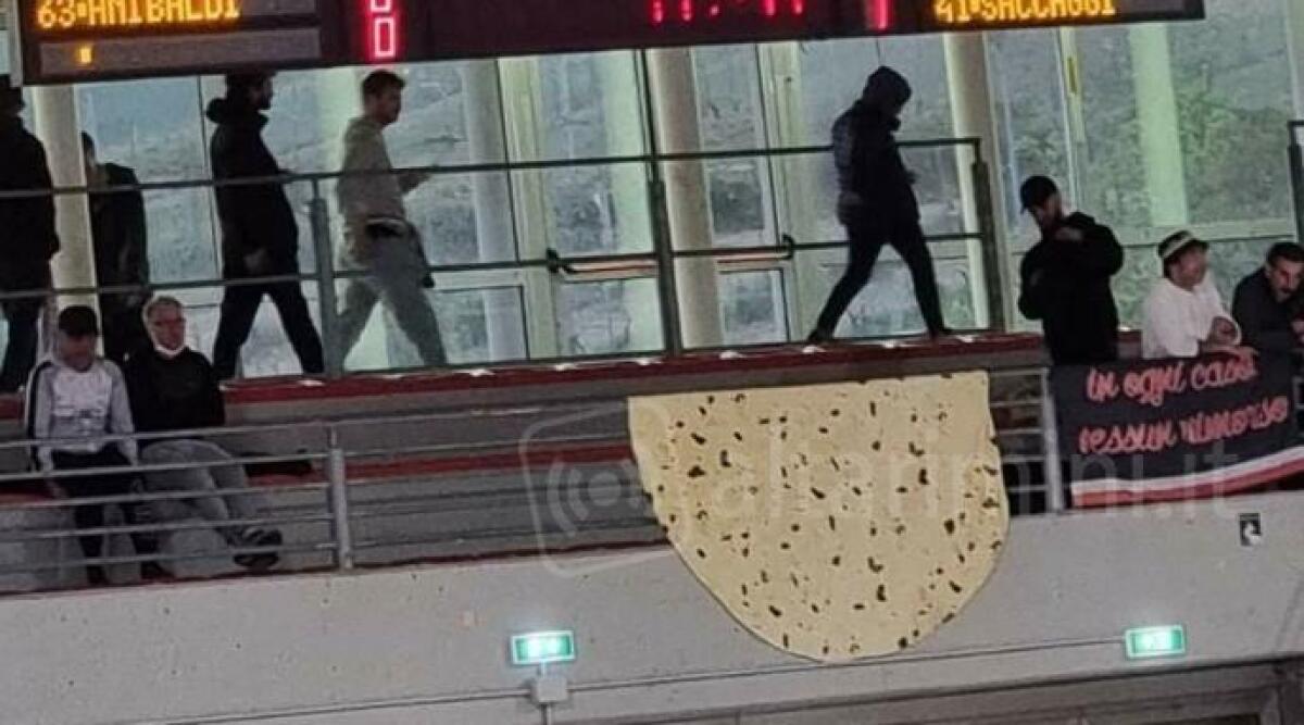 Basket, una maxi-piadina riminese: in tribuna divertente striscione - 