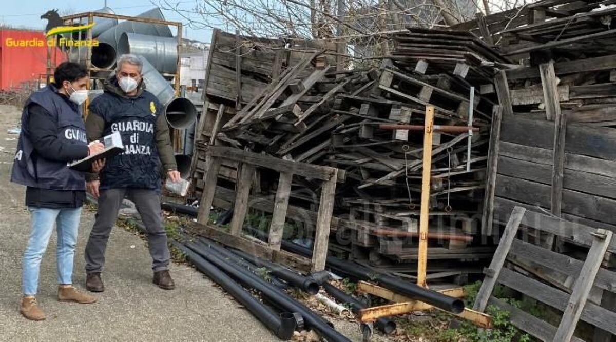 Rimini, discarica abusiva: venti tonnellate di rifiuti pericolosi a contatto col terreno -
