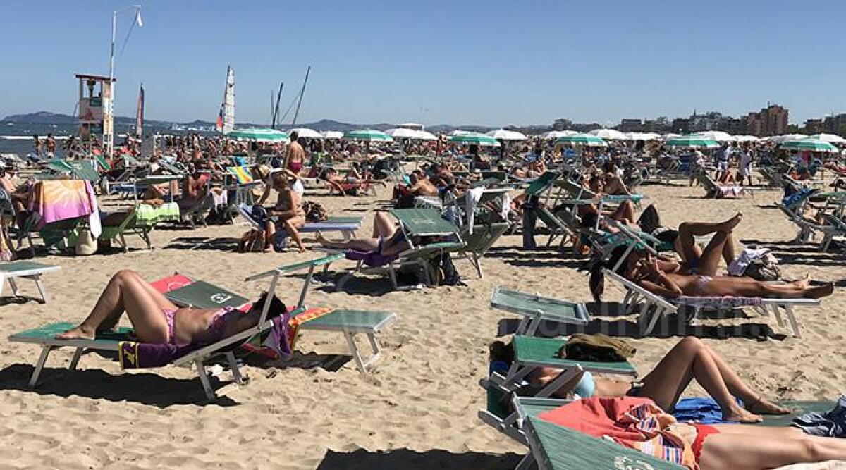 Rimini, la spiaggia nell'estate 2022: ombrelloni distanziati e stabilimenti aperti fino alle 22 - Spiaggia di Rimini ARCHIVIO