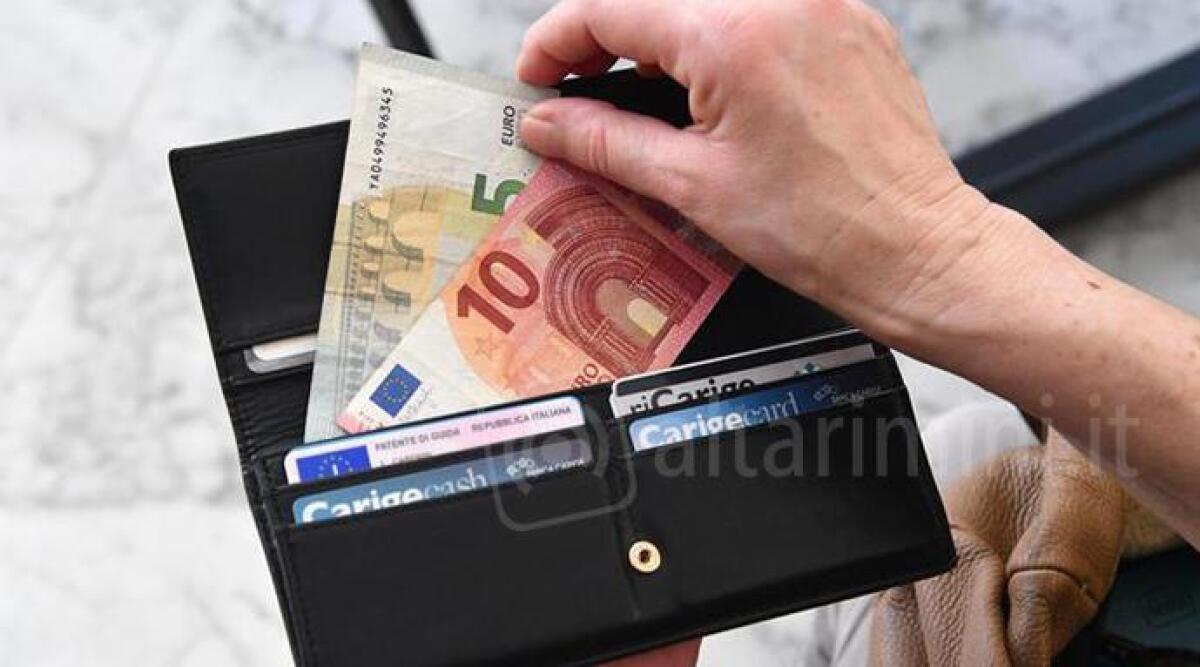 Trova portafoglio con soldi e lo restituisce: elogiata commerciante onesta -