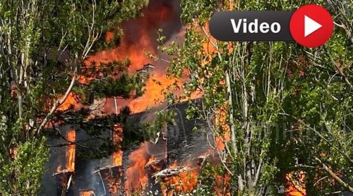 Grosso incendio a Casteldelci, a fuoco un complesso di case a schiera -