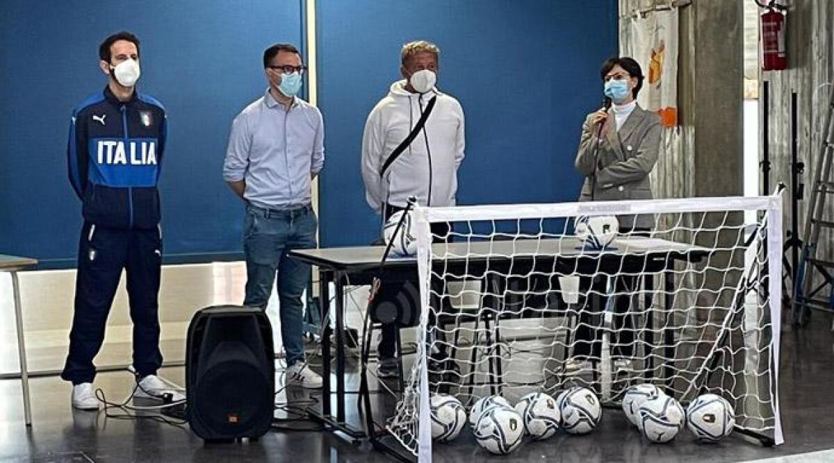 Cattolica, materiale sportivo alla scuola media per promuovere il calcio femminile - 